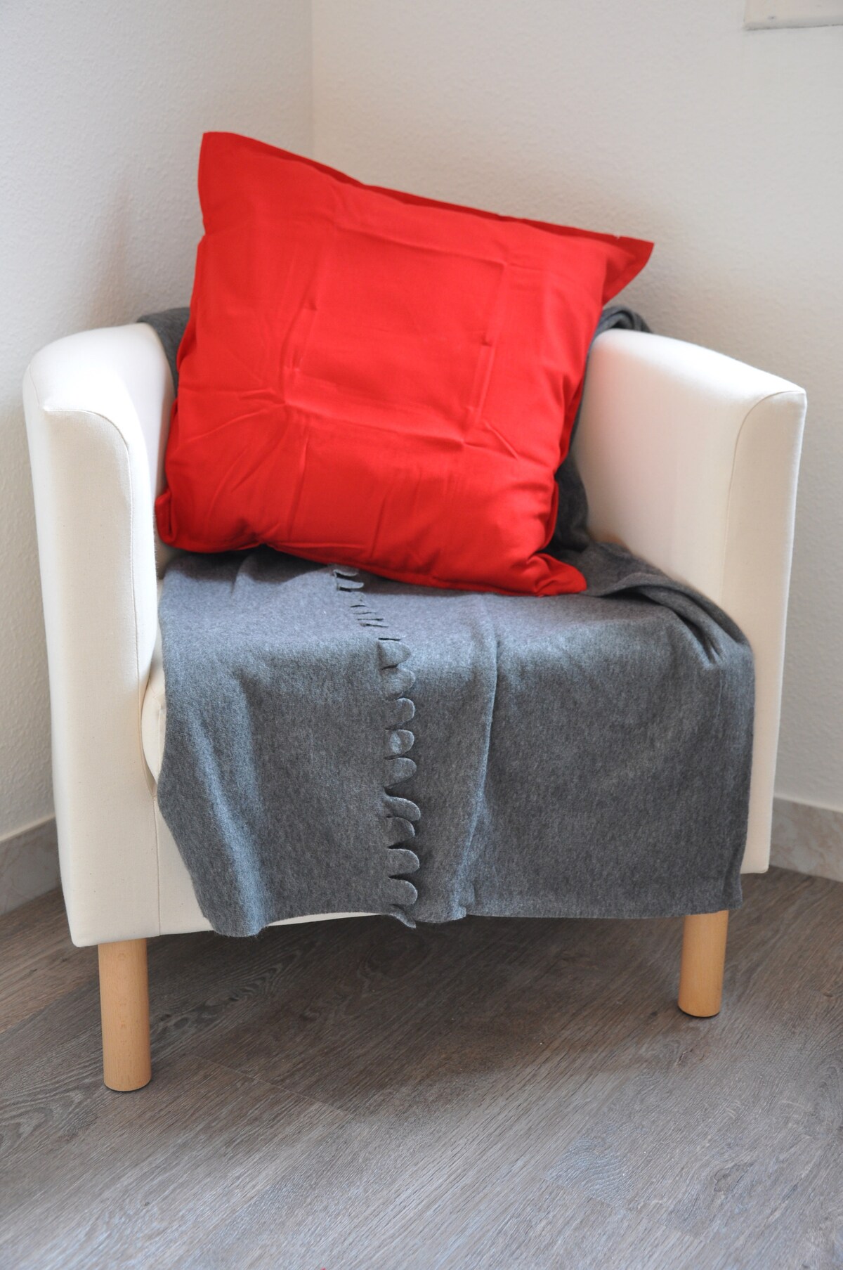 卧室里有一把舒适的椅子，可供休息或聊天