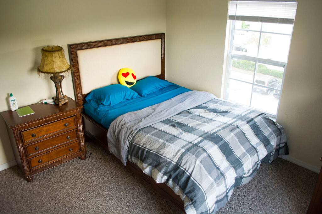 Emoji Pillow is comfy ;)