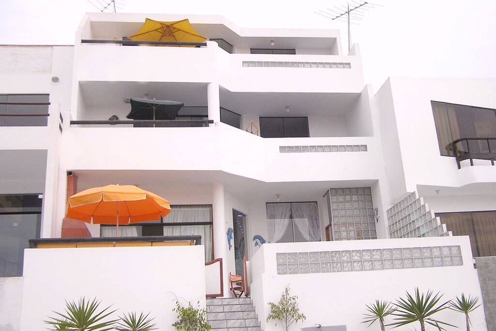 Tres departamentos. Todo Amoblado, Cocina, refri, Licuadoras, Microhondas, utensilios de cocina, etc
*Sólo el 1° piso cuenta con piscina.