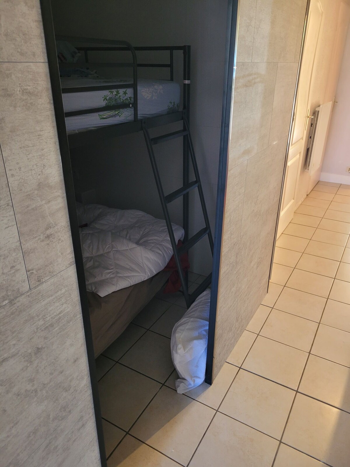 带双层床的小木屋 