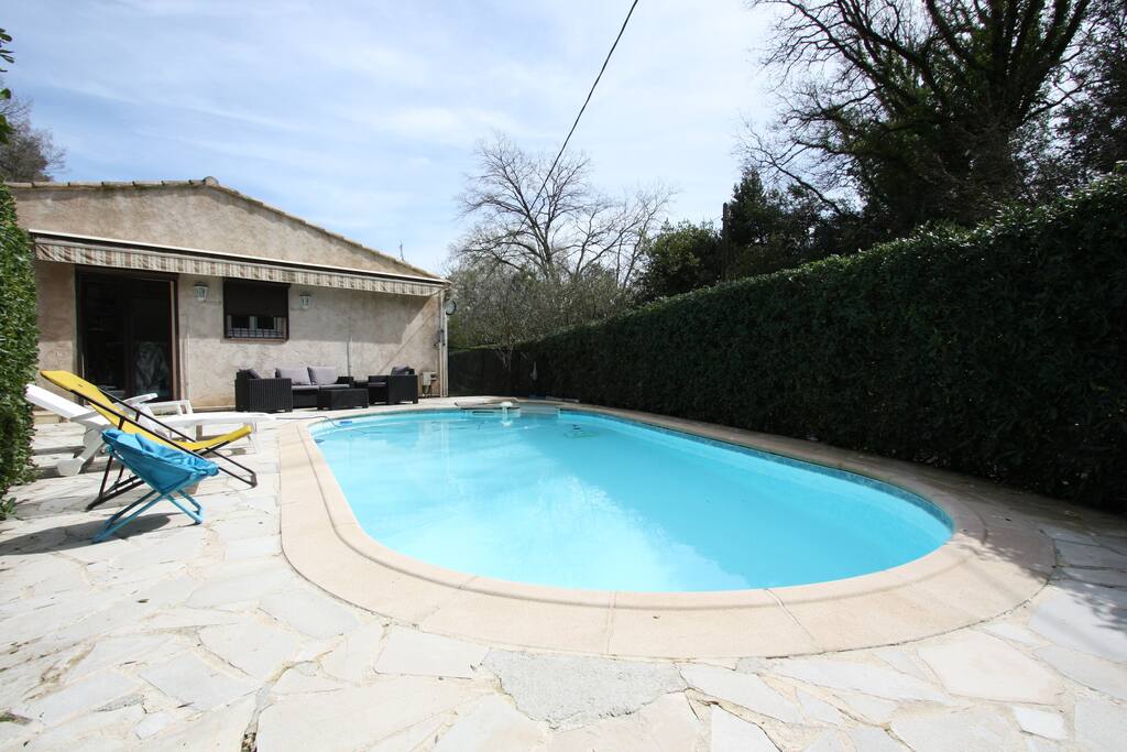 piscine avec bain de soleil, salon de jardin et stores électrique