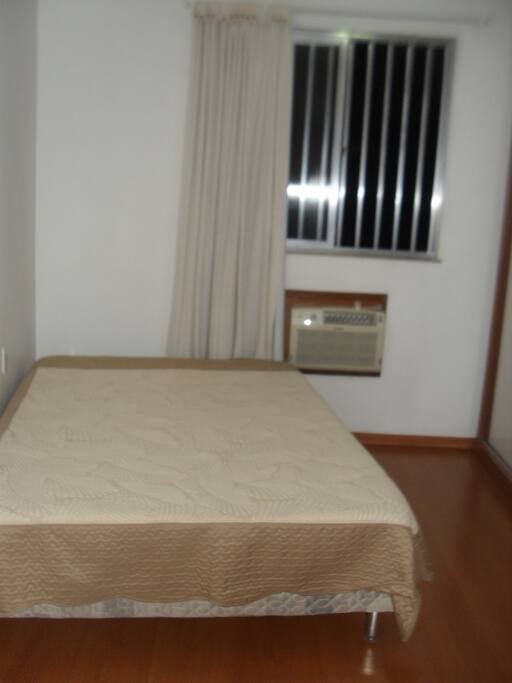 cama ,janela e ar condicionado
