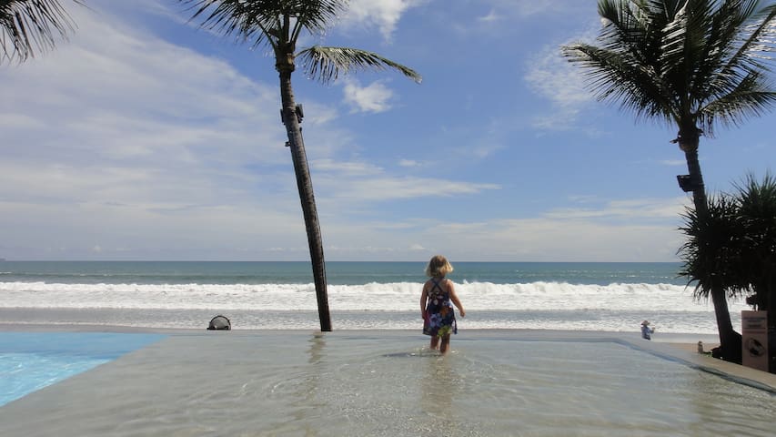 Central Seminyak 3 mins walk to beach w/ Breakfast