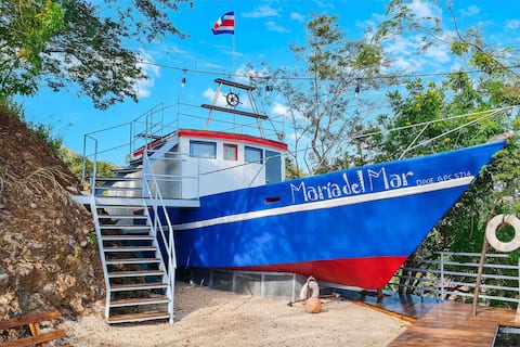 2 bedroom barge 2 km from Playa Potrero