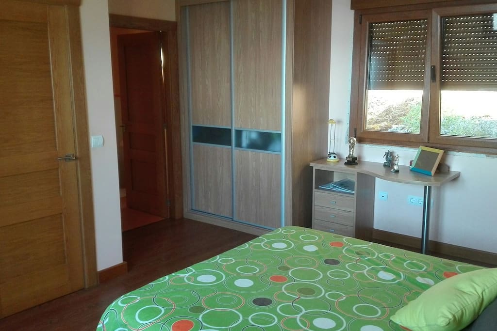 El armario y la puerta de acceso al baño.