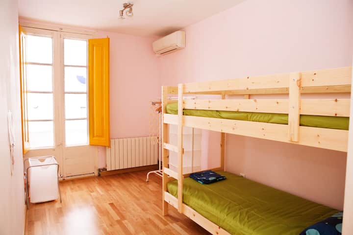 ორსართულიანი ოთახი აივნით