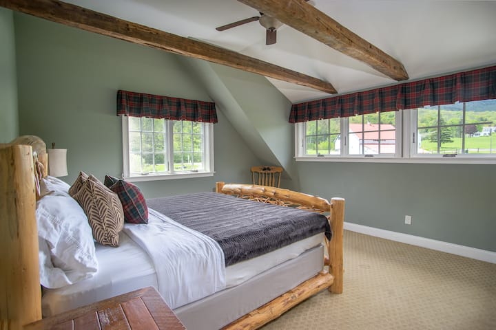 Apartman br. 3 (2. kat) Bračni krevet (180x200), plinski kamin, privatna kupaonica, TV. 