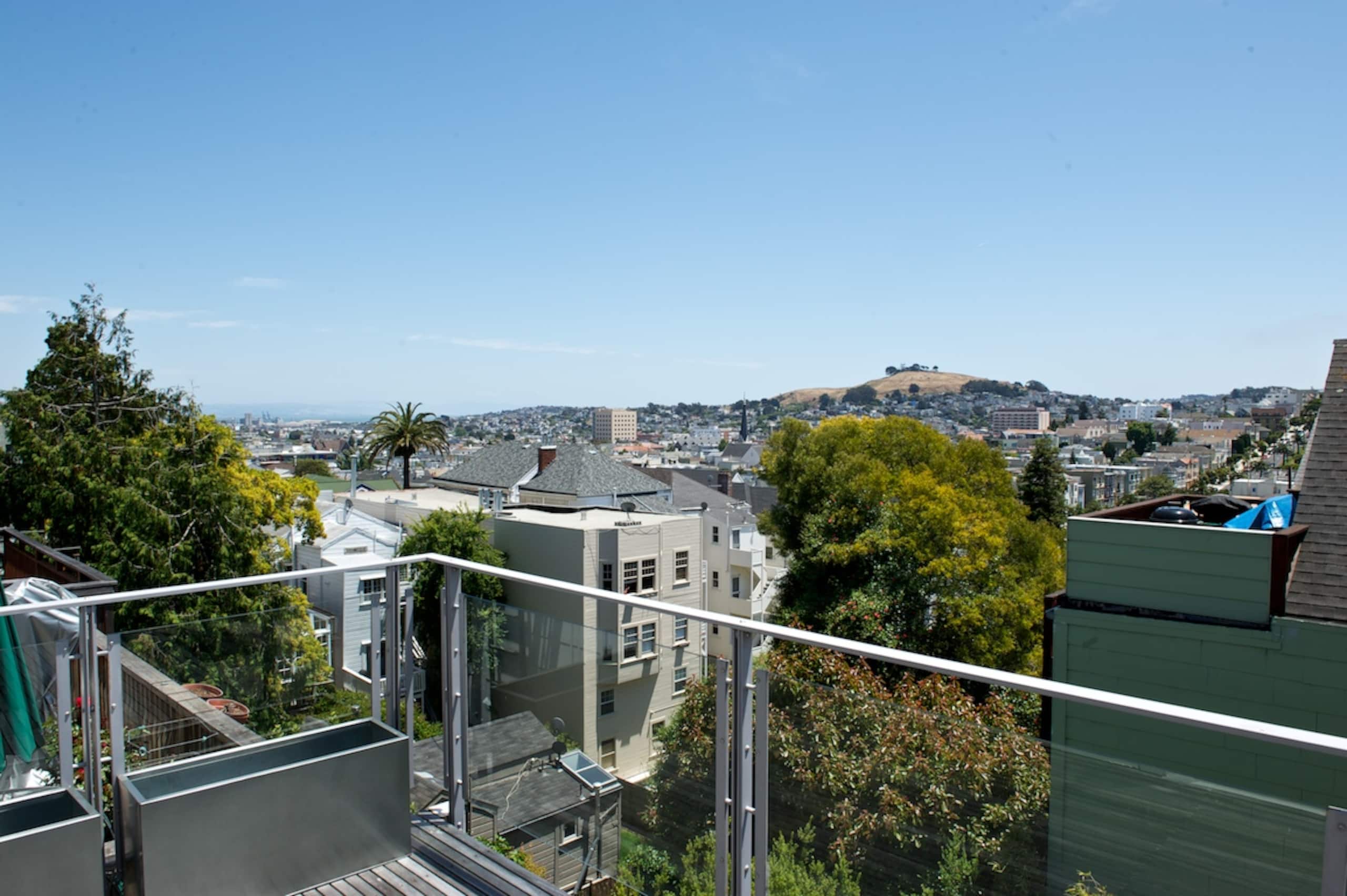 Home in San Francisco · ★4.92 · 4 bedrooms · 5 beds · 2 baths - Image 3