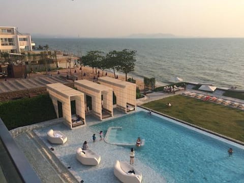 Stunning sunset on 30th floor beach front@Veranda