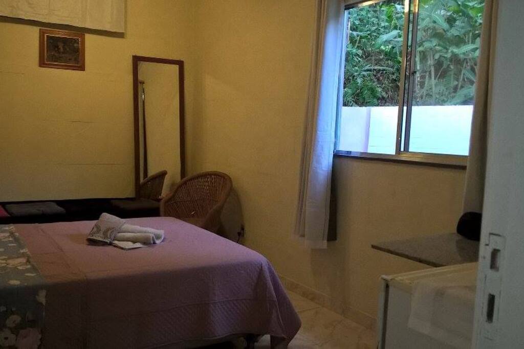 Quarto com vista do jardim - Garden view from bedroom