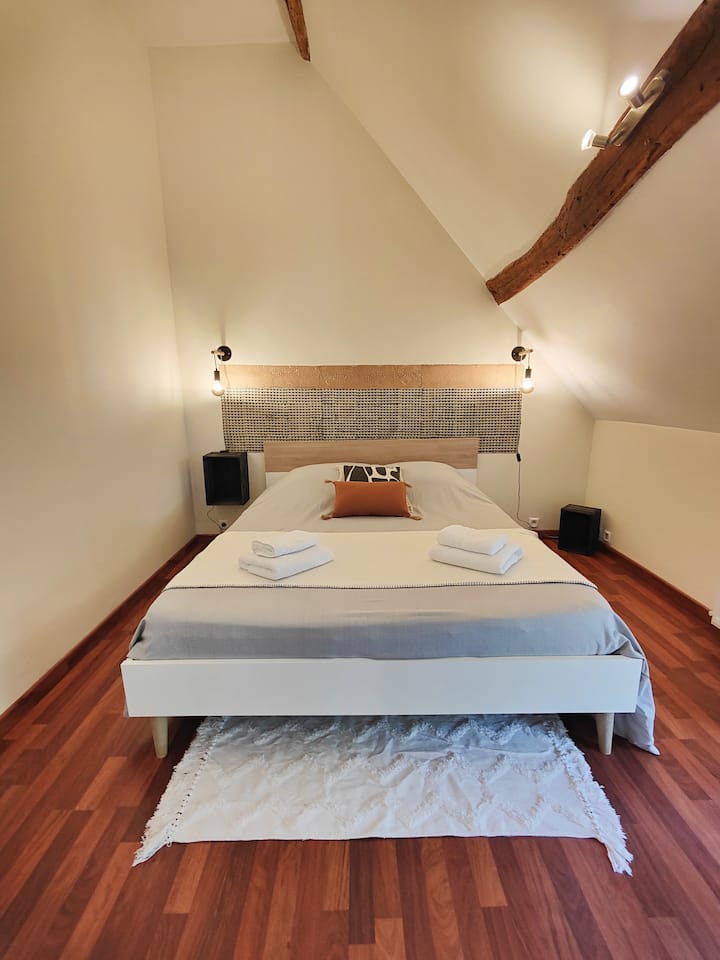 Double bed 160x200
"Seated dog" window with outdoor shutters.