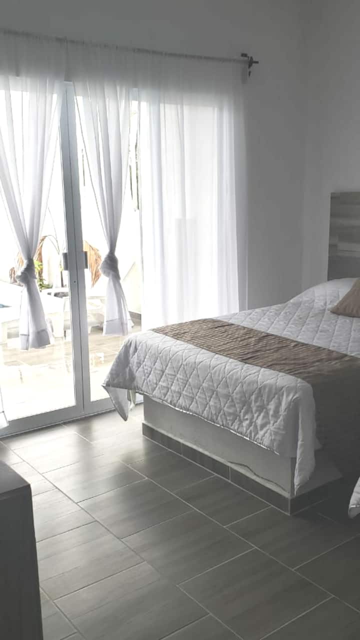 غرفة رئيسية ، مع مخرج إلى منطقة حمام السباحة.