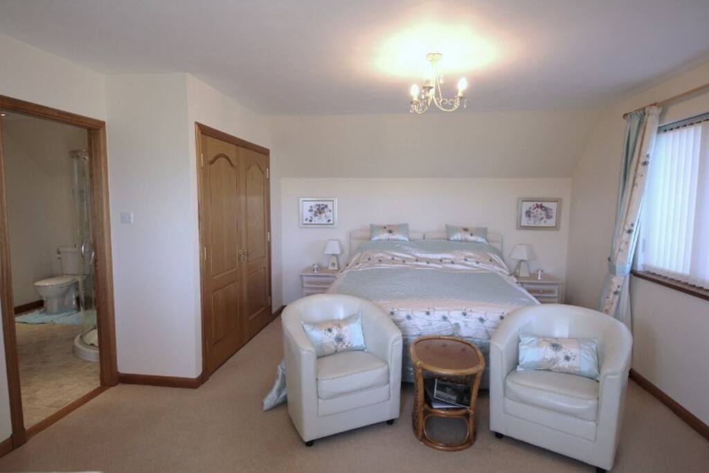 This room is so spacious as is the ensuite. With 180 degree view,peace and quite