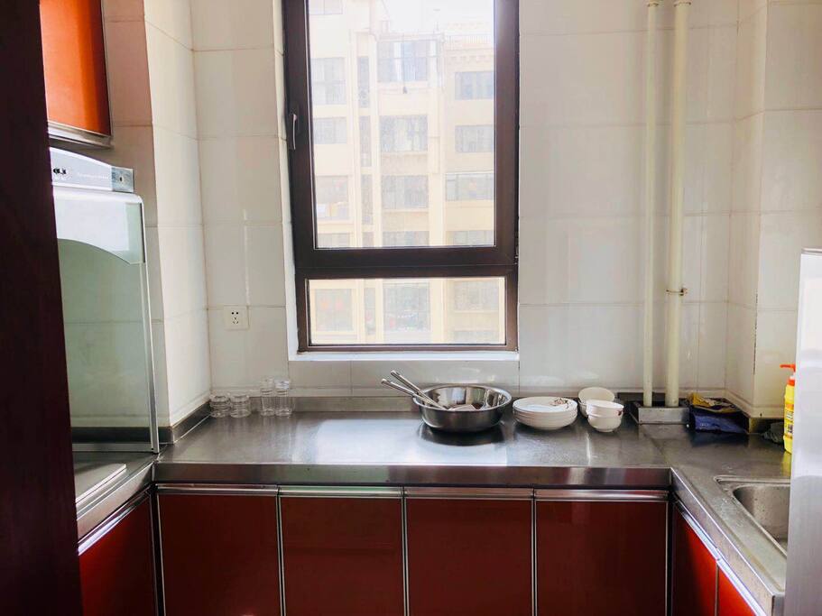 厨房提供锅具出具,油盐酱醋味精,天然气,冰箱