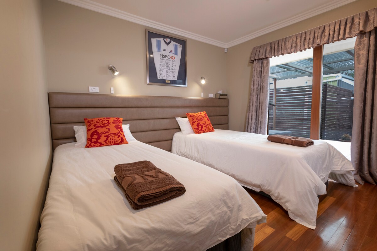 Room 4 - 2 single bed option