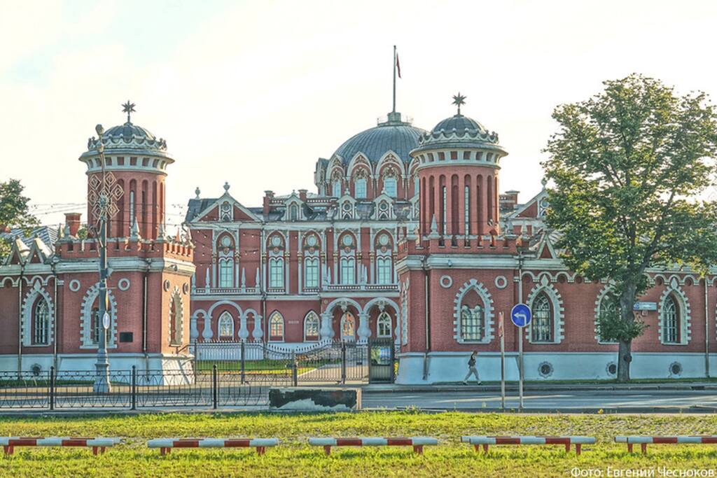 Петровский путевой дворец. Музей и зимой бесплатный каток