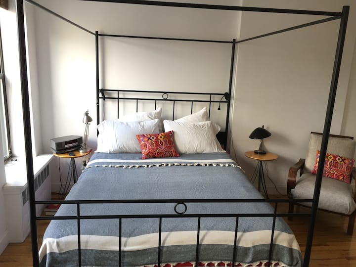 Разполага с модернистично легло с балдахин и много луксозно спално бельо и възглавници.