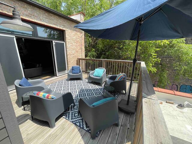 Beautiful and spacious West Loop apartment. gallery image 4