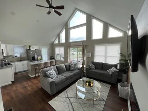 Chalet Style Lake House, hot tub & nearby beach