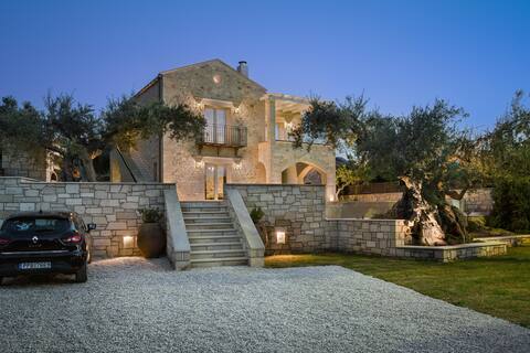 Stone-Built Private villa, with Pool and Terraces!