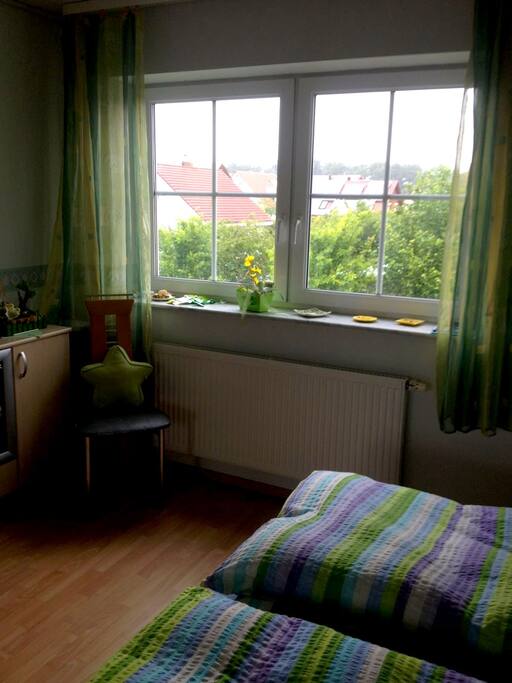 Sonniges Zimmer mit Ausblick
