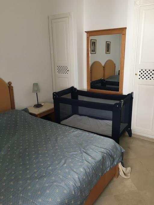 Chambre 2 lits qui peuvent être rassemblés en lit une place, une autre chambre identique est à dispo et une grande suite parentale (lit bébé à dispo avec transat bébé)