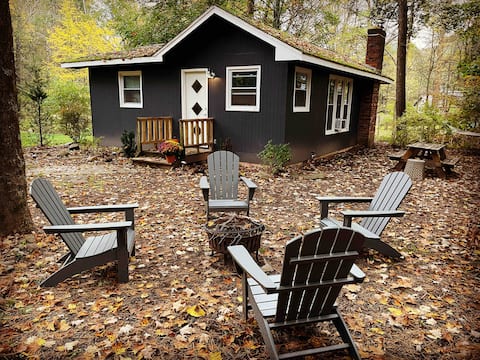 Top Airbnb: Mirror Moon Cottage (waterfront) in Woodstock