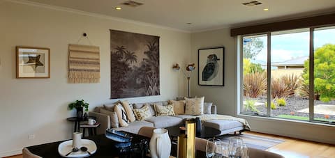 Popular Airbnb listing: Luxurious beach stay, nearby famous wineries in Aldinga Beach