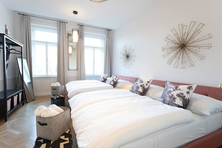 Imperial Suite 3BR w/ AC & Balcony for Fam &Groups gallery image 3