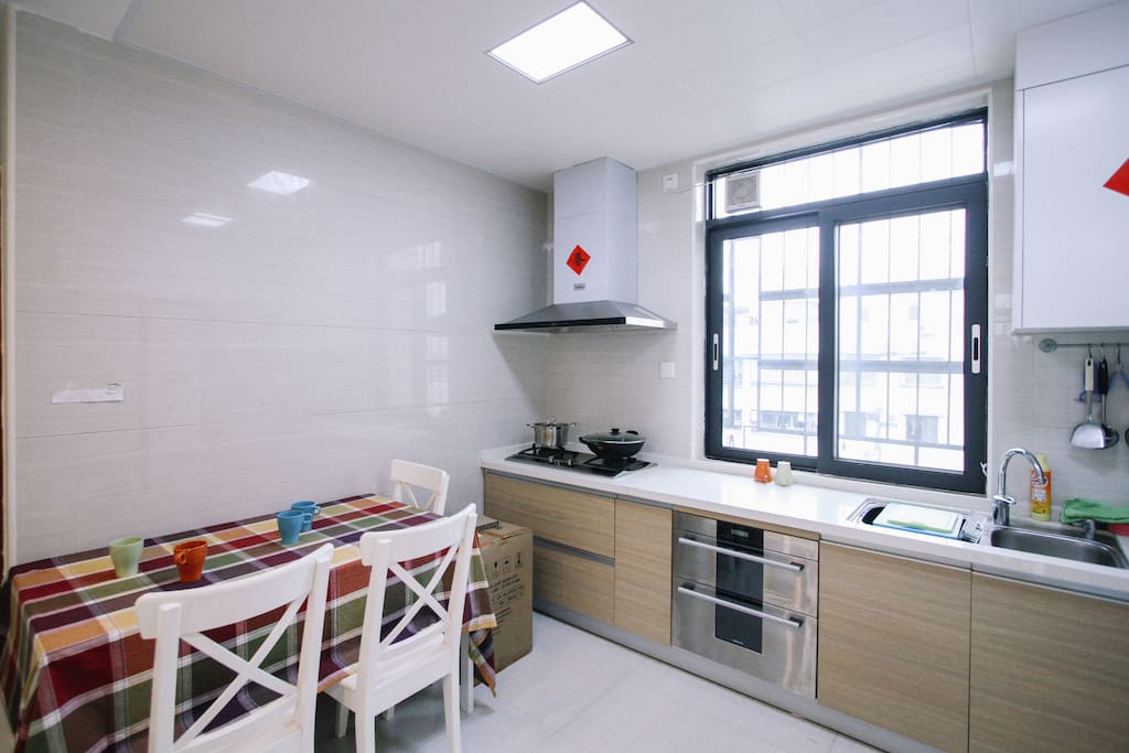 Well equipped Kitchen connecting with the living room 装备齐全的开放式厨房