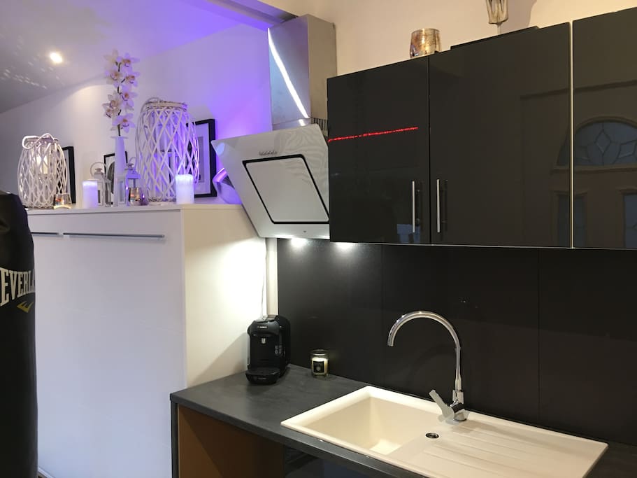 Espace cuisine avec micro onde et mini bar.