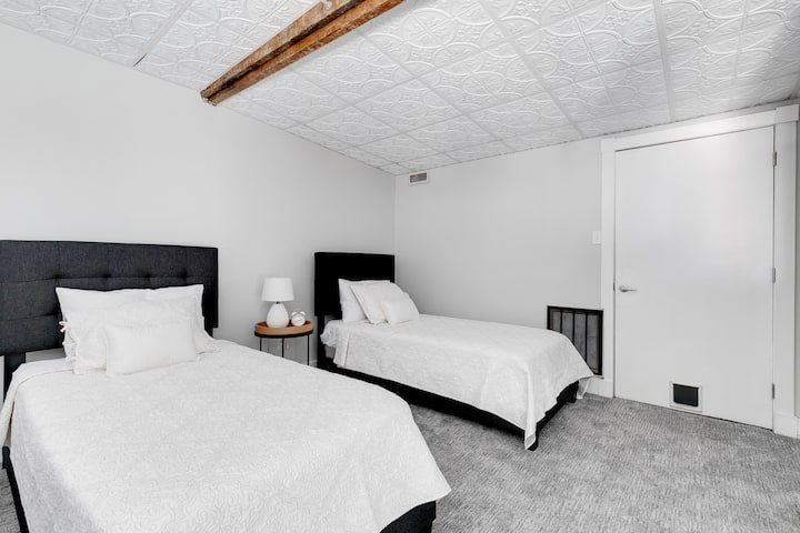 Dormitorio loft con 2 camas individuales. 