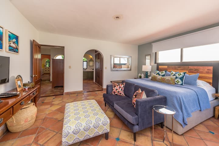 סוויטת קינג סייז בקומה העליונה.