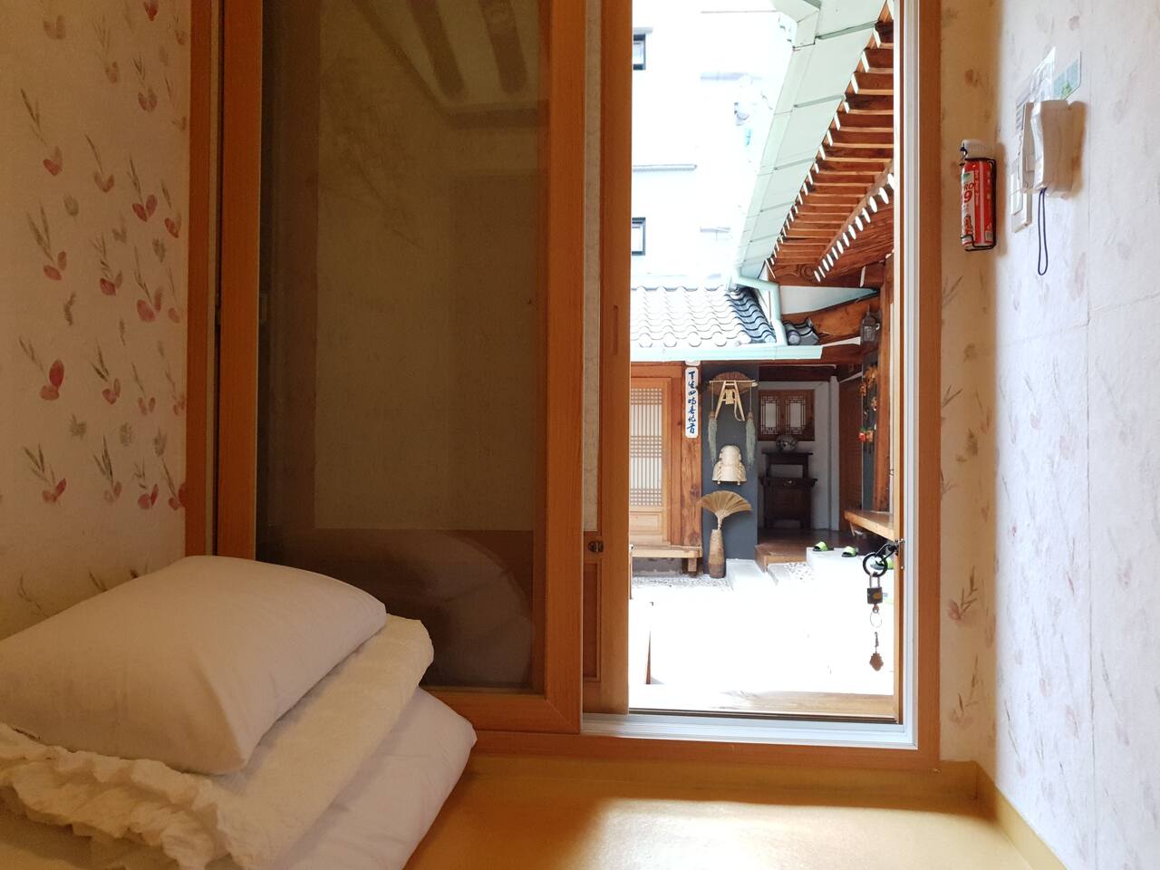 Gung7 Hanok 3 Minutes From Jongno 3 Ga Station Bed And