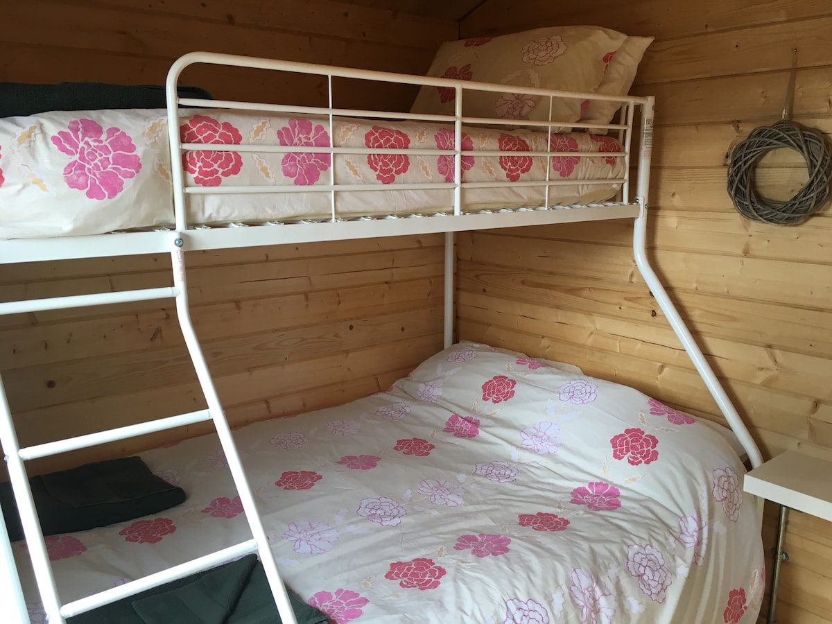 חדר שינה עם מיטה זוגית ורווק מעל 