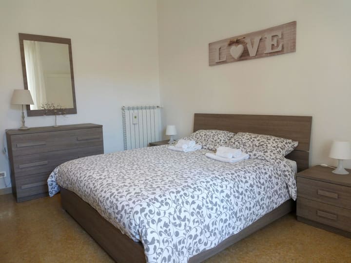 Dhomë gjumi në apartament në katin përdhes.