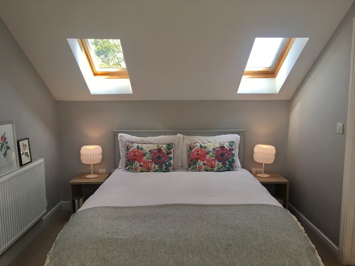 Lovely bright eaves ensuite-room in cheerful house
