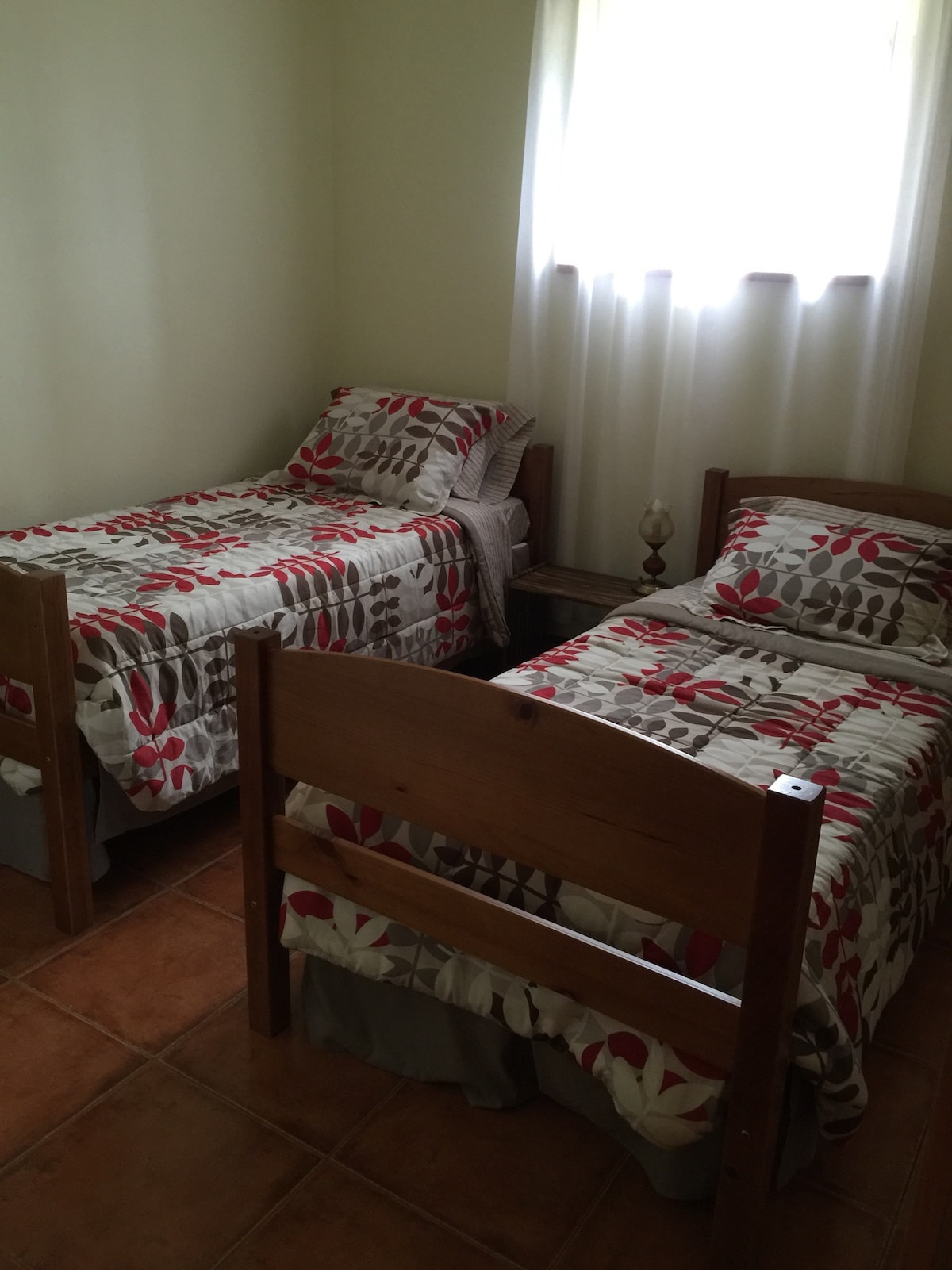 2 camas individuales, dormitorio en el nivel inferior