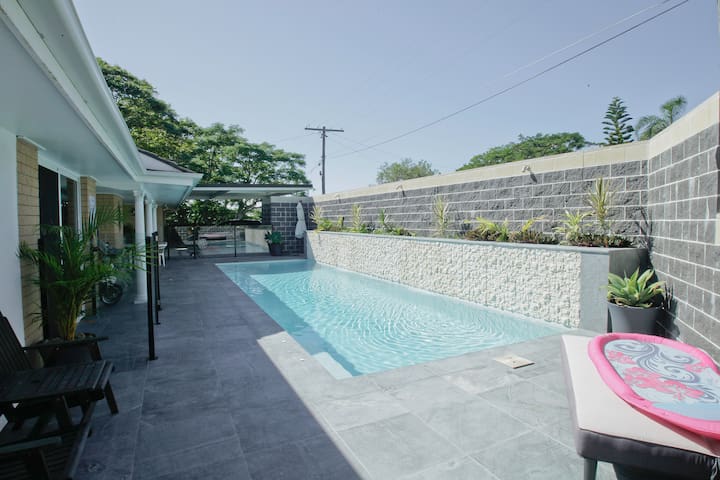 Poolside Family Suite-Wifi - Walk to Beach n Bus!