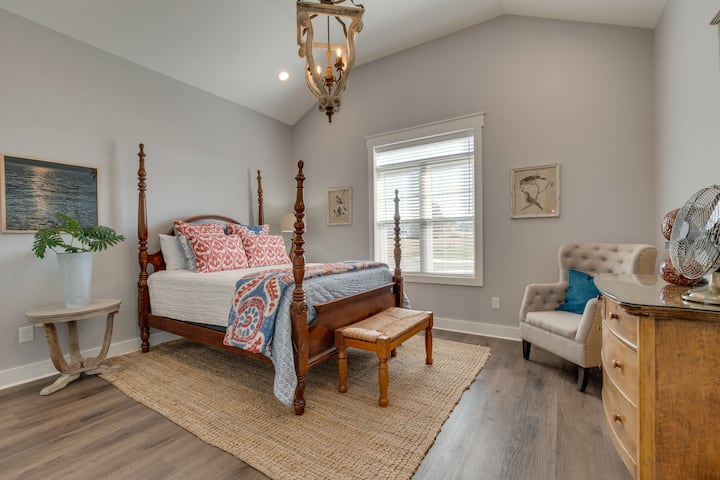 Main Floor Bedroom 2 with en-suite (queen bed)