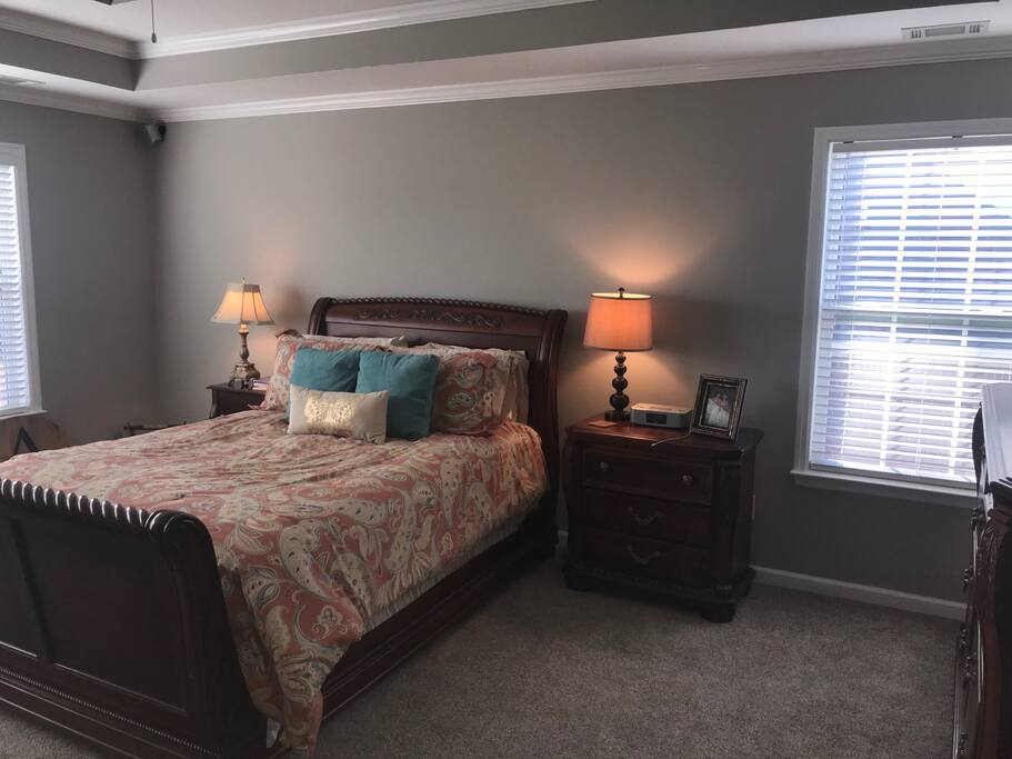 Large Master with Queen Bed