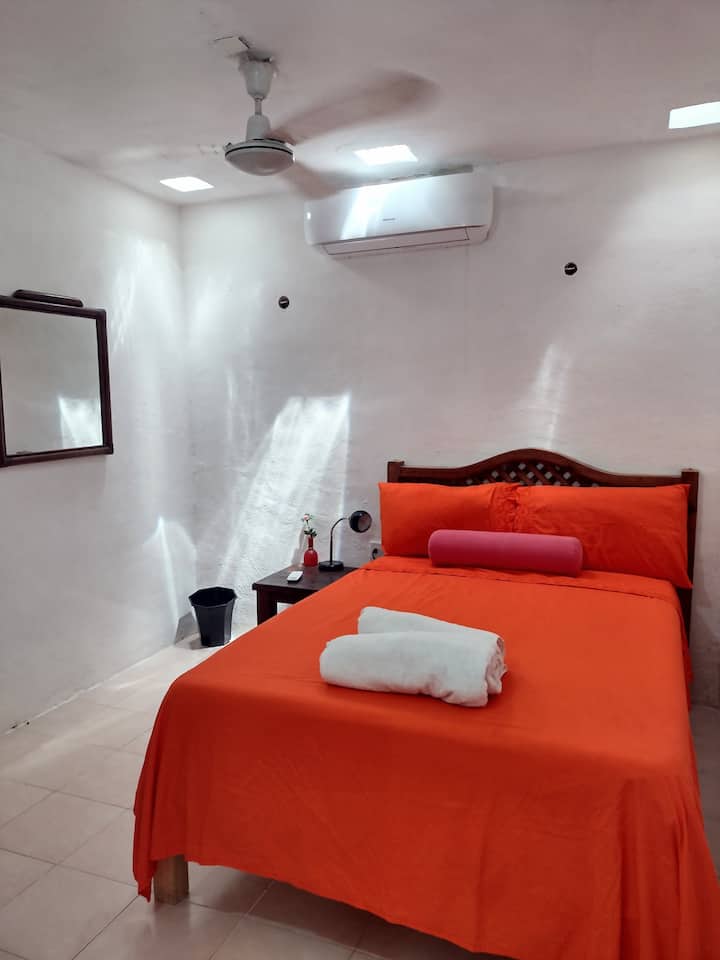 Habitación 1 cama matrimonial. Para 2 personas 
*Aire acondicionado.
*Ventilador de techo.
*Contactos de luz.
*Plancha.
*Secadora para cabello.
*Armario con ganchos para ropa.
*Espejo.
*Mesa de cama.
*Toallas 
* Lámpara de noche
