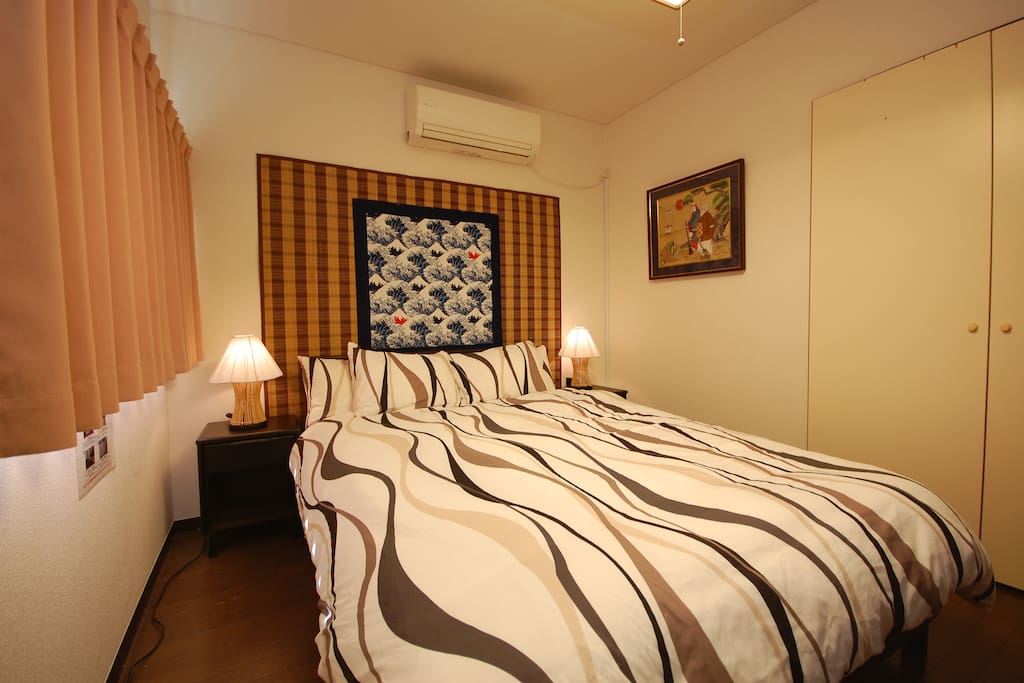 Bedroom with one double-sized beds (private room)