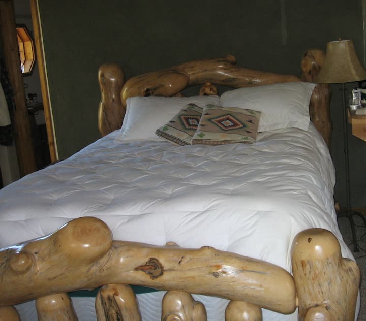 Amplio dormitorio principal con cama tamaño queen única y baño privado.