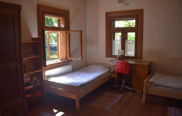 Sunny bedroom with three singel beds, picture 1