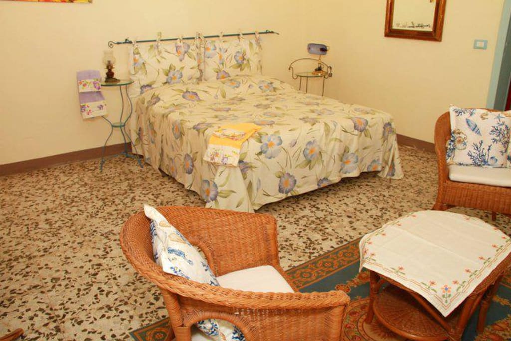 Camera matrimoniale con divanetto con lenzuola e asciugamani