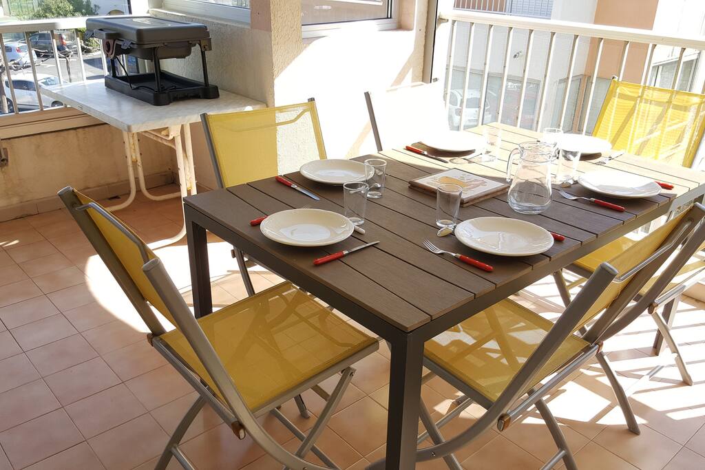 Terrasse donnant sur la piscine