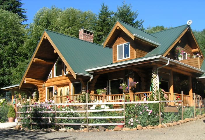 Powder Creek Ranch / Eastlake Sui