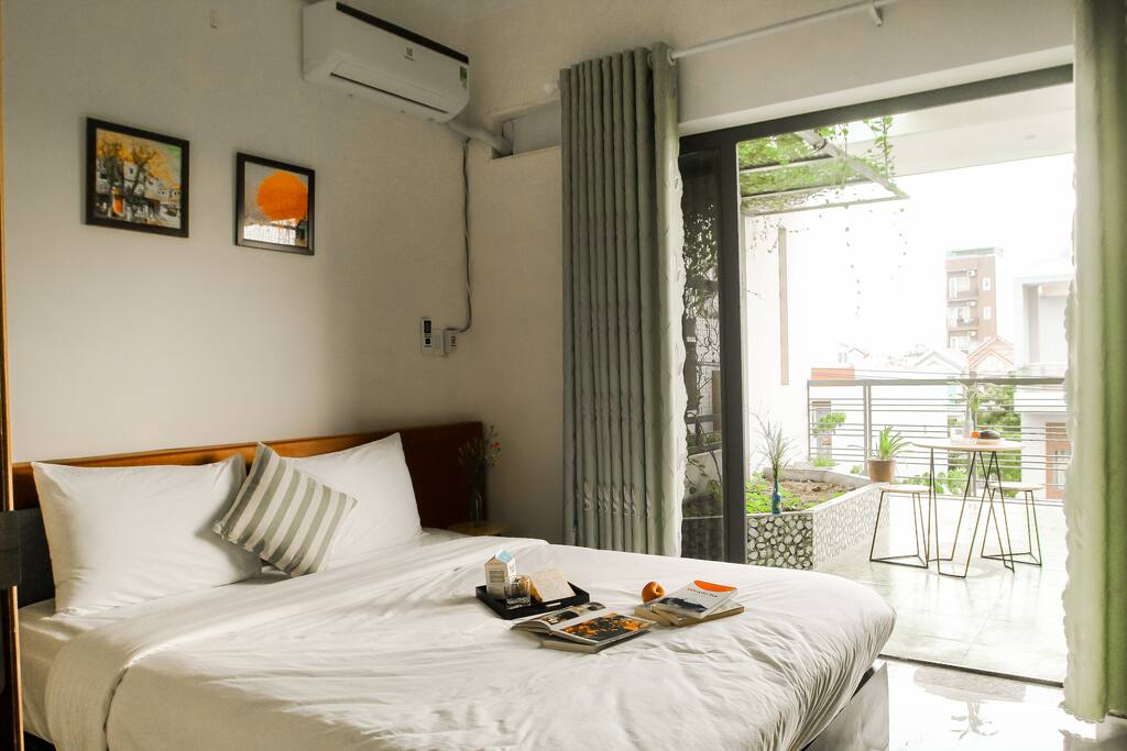 Take a breath and let the rest come easy. In front of the large balcony, planted many trees. Every morning waking up feeling very comfortable.