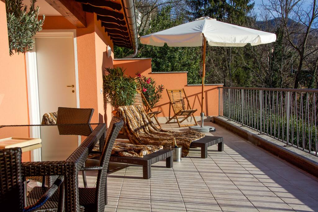 Teil der grossen Terrasse mit Abstellraum